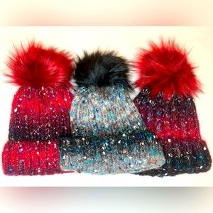 5 multicolored beanies with puff